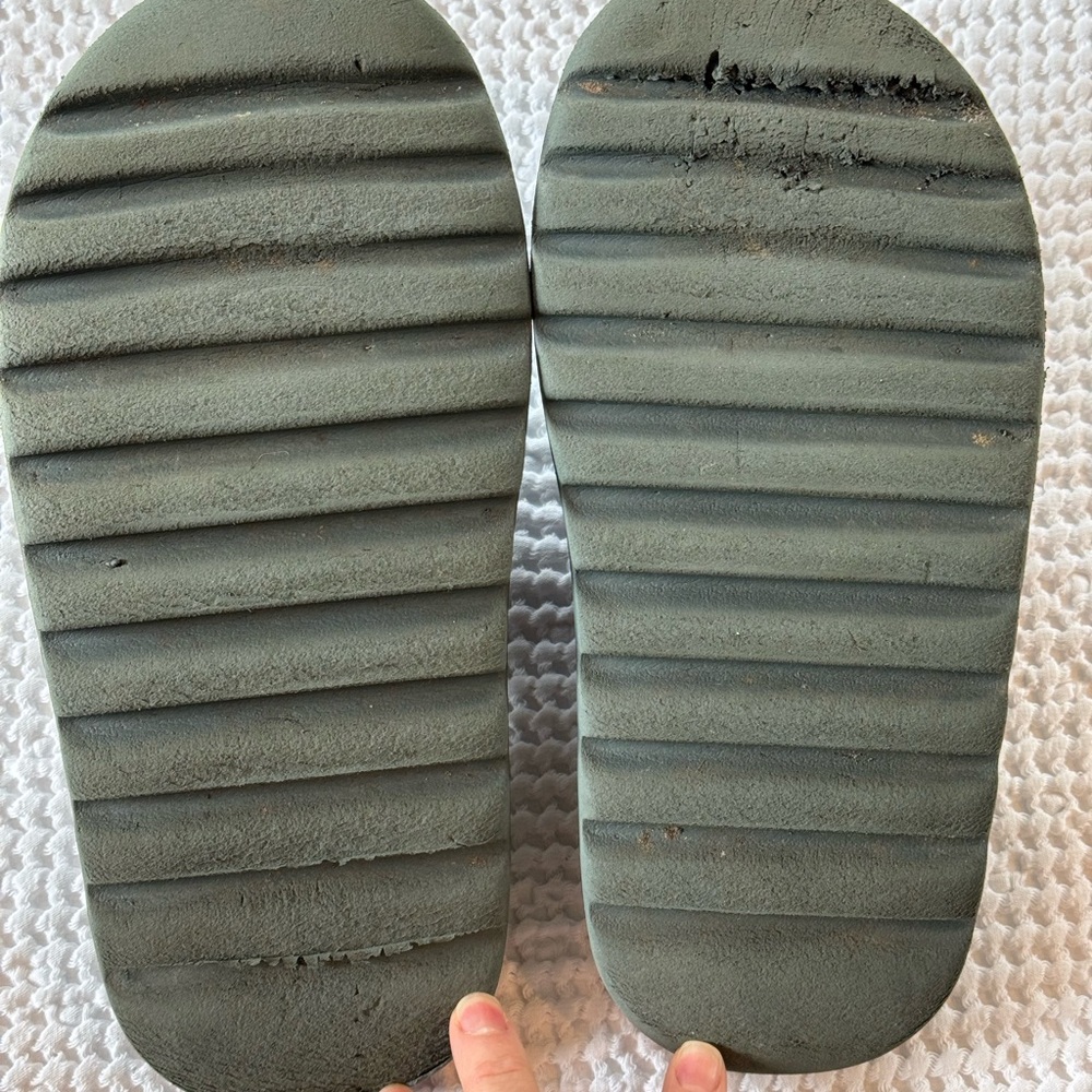 Boys Yeezy Slides - Picture 5 of 6